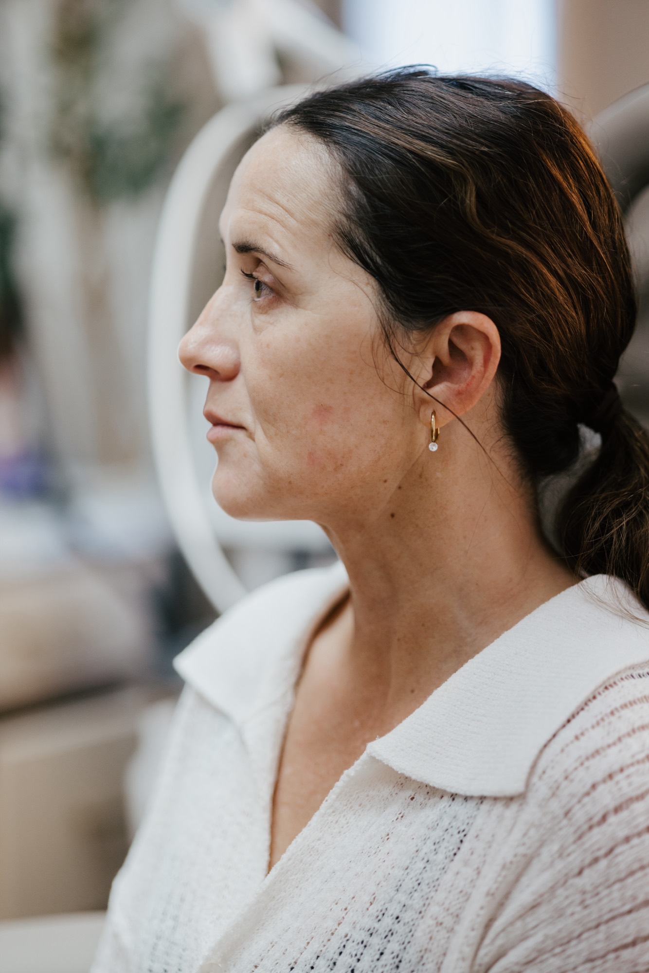 A client with radiant, healthy skin at Khlāi Medical in Hilo